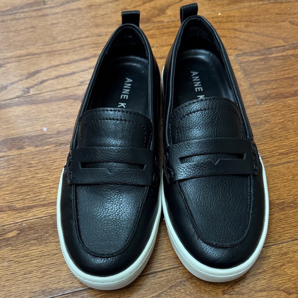 Anna Klein Women’s Slip on